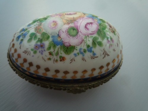 Vintage trinket pill box - pill,