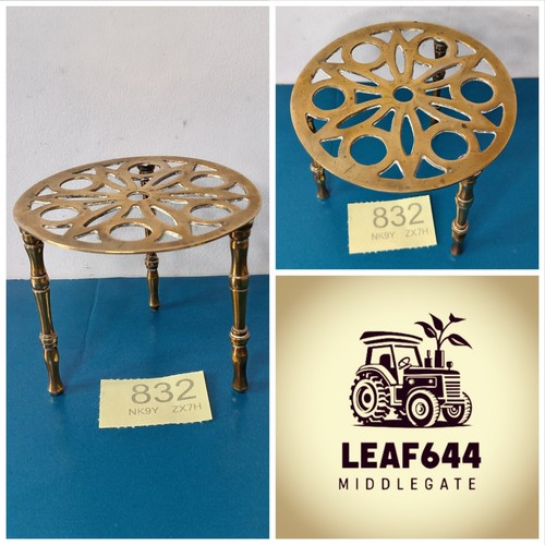 Small brass trivet stand - brass,