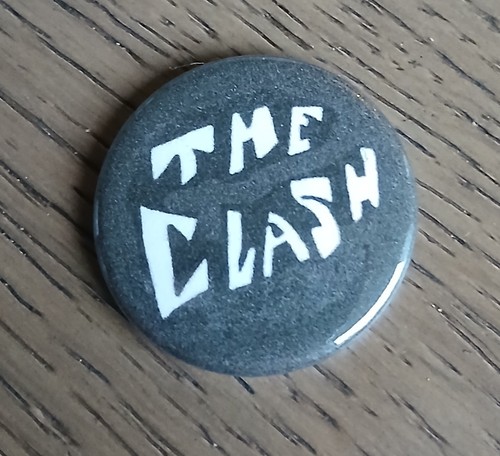 The clash pin badge 25mm - /, 1