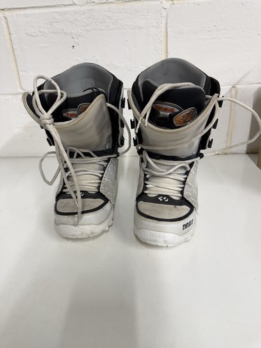 Thirty two white lashed - white,