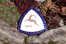 VINTAGE ENAMEL AUTOMOBILE CAR BADGE # PORSCHE 356 SKI MEETING ZÜRS ARLBERG 1963