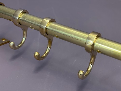 Hanging pipe rail with - , closed