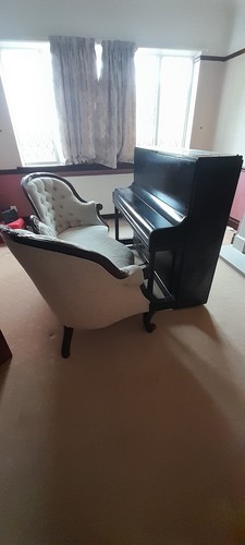 Upright piano - upright,