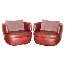 PAIR OF EXQUISITE BORDEAUX LEATHER NATUZZI SWIVEL ARMCHAIRS WITH LUMBAR CUSHIONS