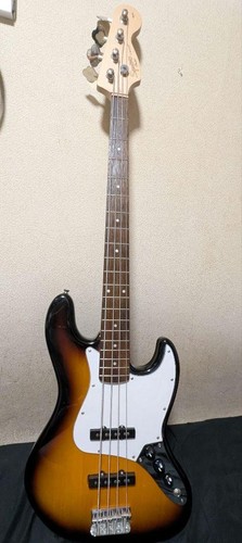 Squier fender jazz bass - by,