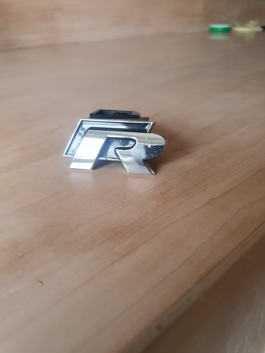 Oem golf grille badge - r,