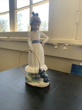 Nao Llardó Niña Con Aro Y