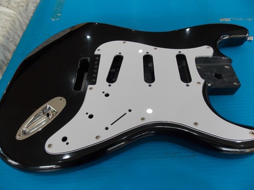 New played black strat - r/h,