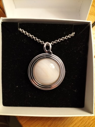 Quoins silver tone round white - tone,