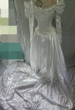 Vintage 80s Lace Longsleeve Wedding Dress. Detachable 8 ft + Train & Floral Veil