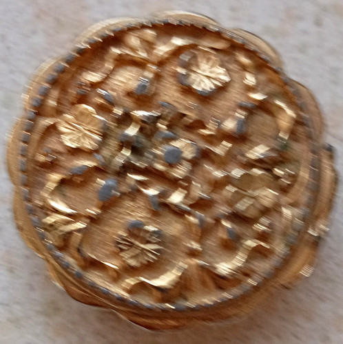 Small gold tone - floral, flowers