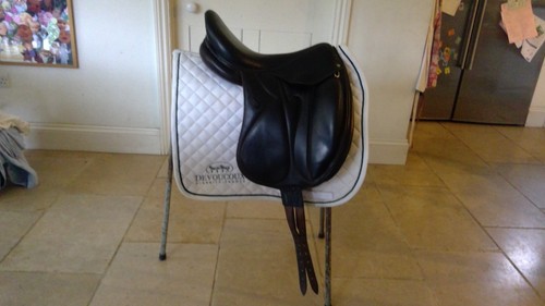 Devoucoux dressage saddle - 18",