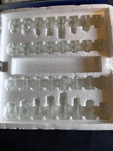 Glass chess set - frosted,