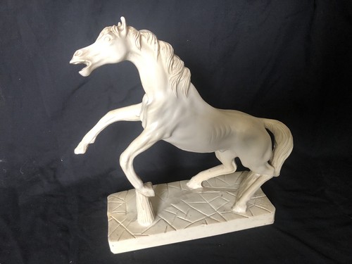 Resin statue jumping - resin,