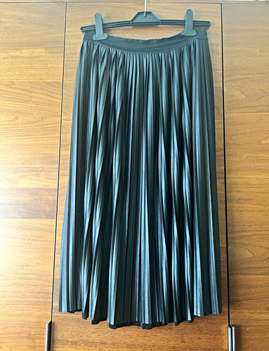 Black pleated midi skirt - pleated,