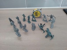 15 plastic toy soldiers