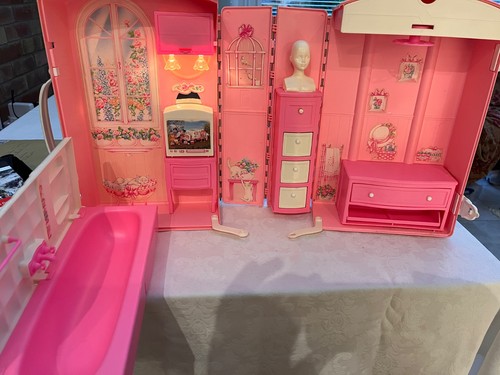 Barbie travelin play house - play,