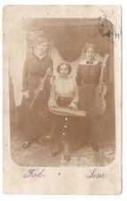 Girls and violin, zither