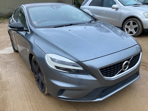 2017 volvo v40 - volvo, breaking