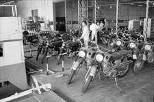 Honda Motor Co's CL72 CL50 are seen prior to shipping abroad Saita- Old Photo 2