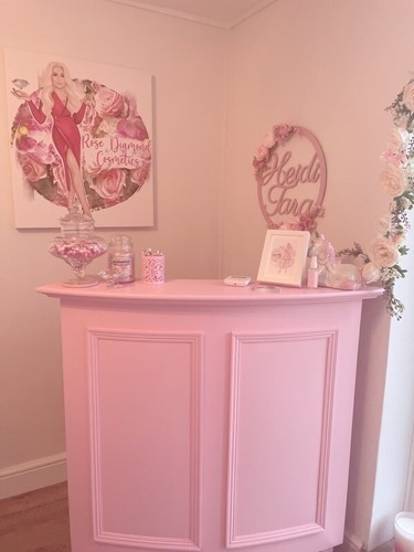Small curved salon - small, salon/retail