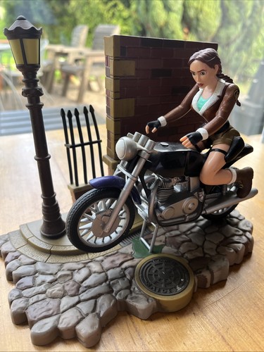 Tomb raider lara - tomb,