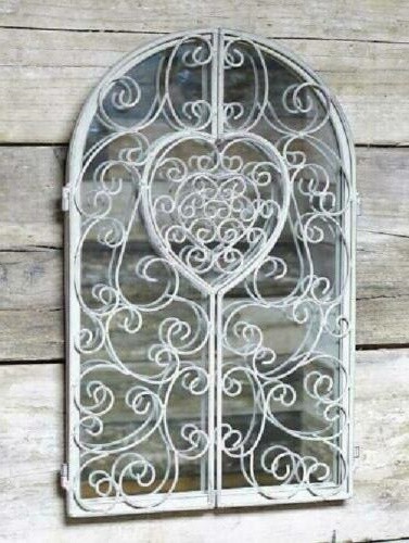 Small distressed rustic garden - distressed,