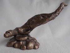 Frith OTTER Sculpture LOOKING