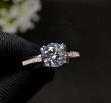 2CTW Round Cut VVS1 Moissanite