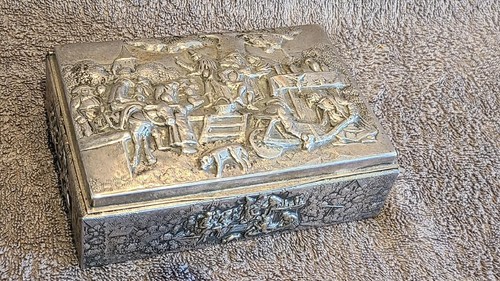 Cigarette box with dutch - with,
