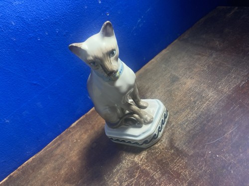 Staffordshire style cat - style,