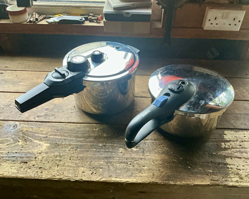 Pair pressure cookers - of,