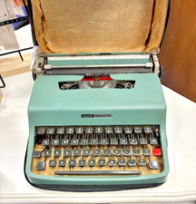 Olivetti Manual Typewriter Lettera 32  Vintage Duck Blue in Original Case