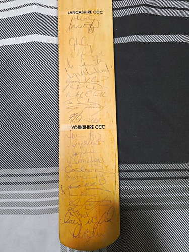 Signed autographed cricket - autographed, bat