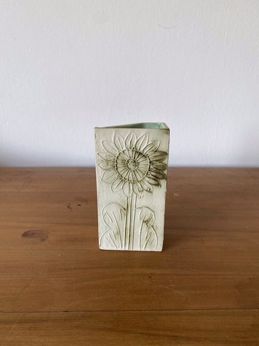 Small carn pottery vase - small,