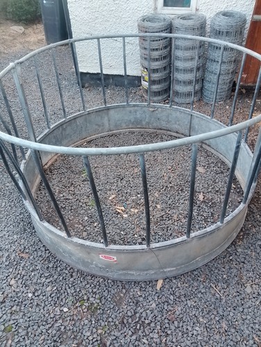 Sheep hay rack feeder round - hay,