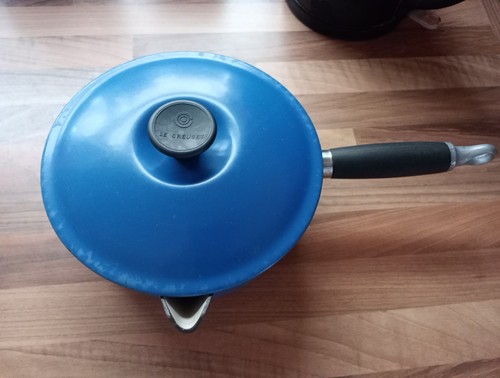 Creuset saucepan with - with, spout