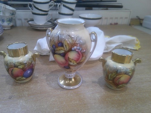 Aynsley orchard gols - 3, vases