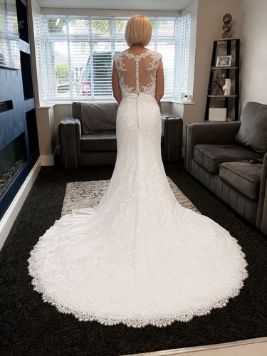 Brand new wedding dress - new, size