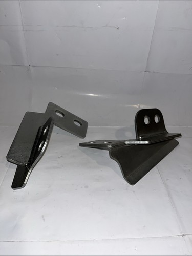 Kubota engine brackets pair - engine,