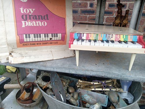 Vintage note baby grand piano - note,