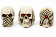 Three Wise Skulls Figurine Set – Gothic Resin Ornaments 6cm – Red Eyes