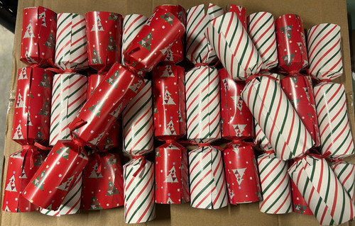 Christmas crackers red - x,