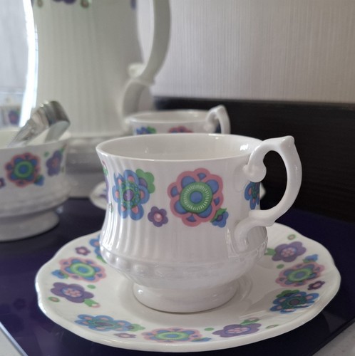 Mayfair 70s retro flower - ,