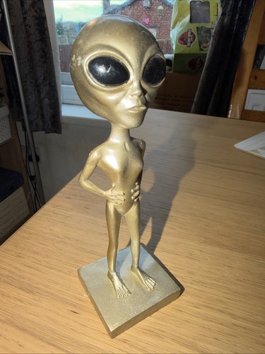 Female alien figure - alien,