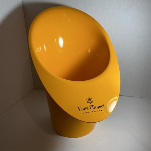 Veuve clicquot champagne - veuve,