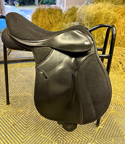 Black thorowgood saddle - , 16.5
