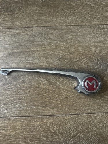 Morris minor bonnet badge - morris,