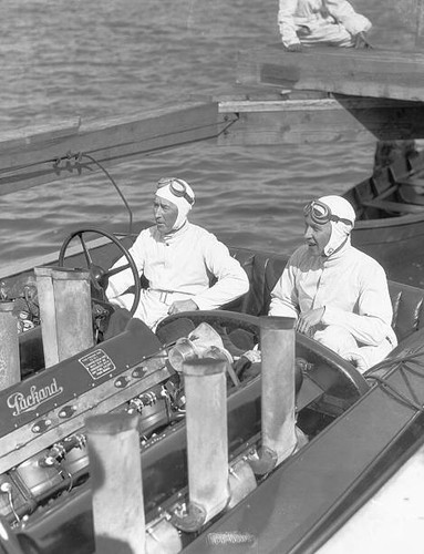 Gar wood speedboat king seated - speedboat,