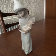 LLADRO FIGURINE GIRL HOLDING